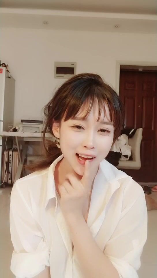 清纯美少女KIKI，腹肌马甲线，活力十足堪称喷水娃，大尺度自慰，大黑屌边插边喷水