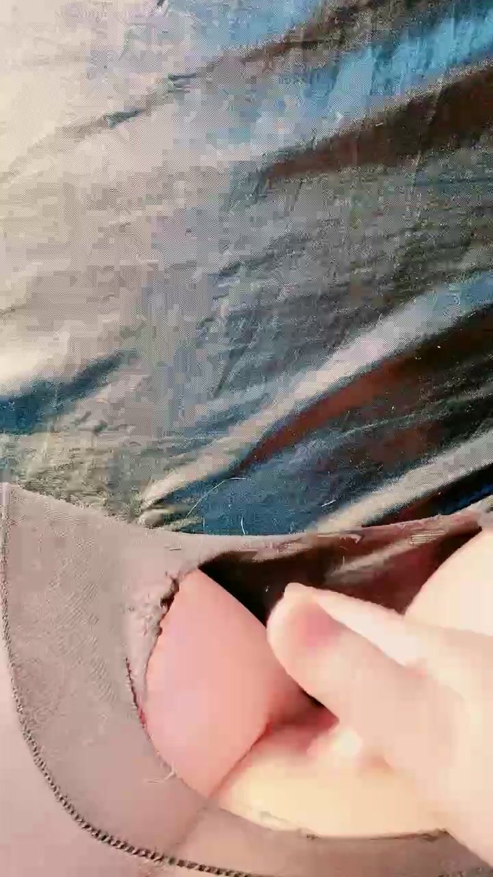 H罩杯奶霸！两个奶子又大又白！开档丝袜无毛肥穴，假屌抽插，搞得多是白浆