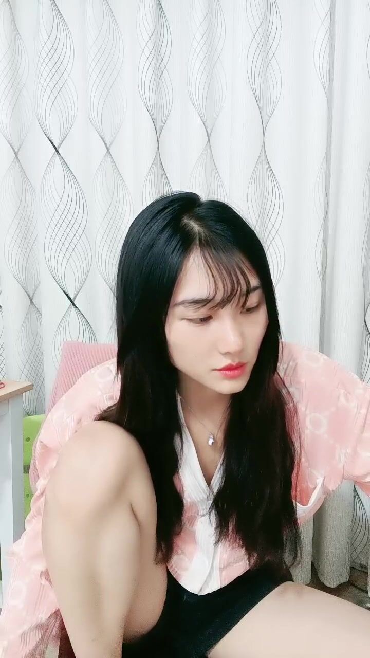 刚下海不久的清纯小妹又来了，全程露脸听狼友指挥全脱光大秀直播，揉奶玩逼给狼友看，自慰呻吟