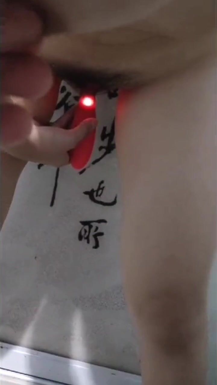 闷骚大奶小女友 不能放 不能放 坏 边插边振动棒振逼 弄了一逼骚水