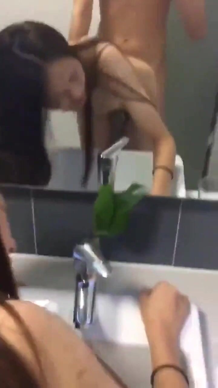 美眉在卫生间被男友像母狗一样撅着屁屁后入 啊啊 不要 身材高挑 小贫乳 表情很享受 最后口爆
