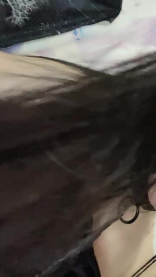 童颜美少女、稚嫩的娃娃音 小穴还是很粉的哦，大黑牛玩一下阴道就湿透了