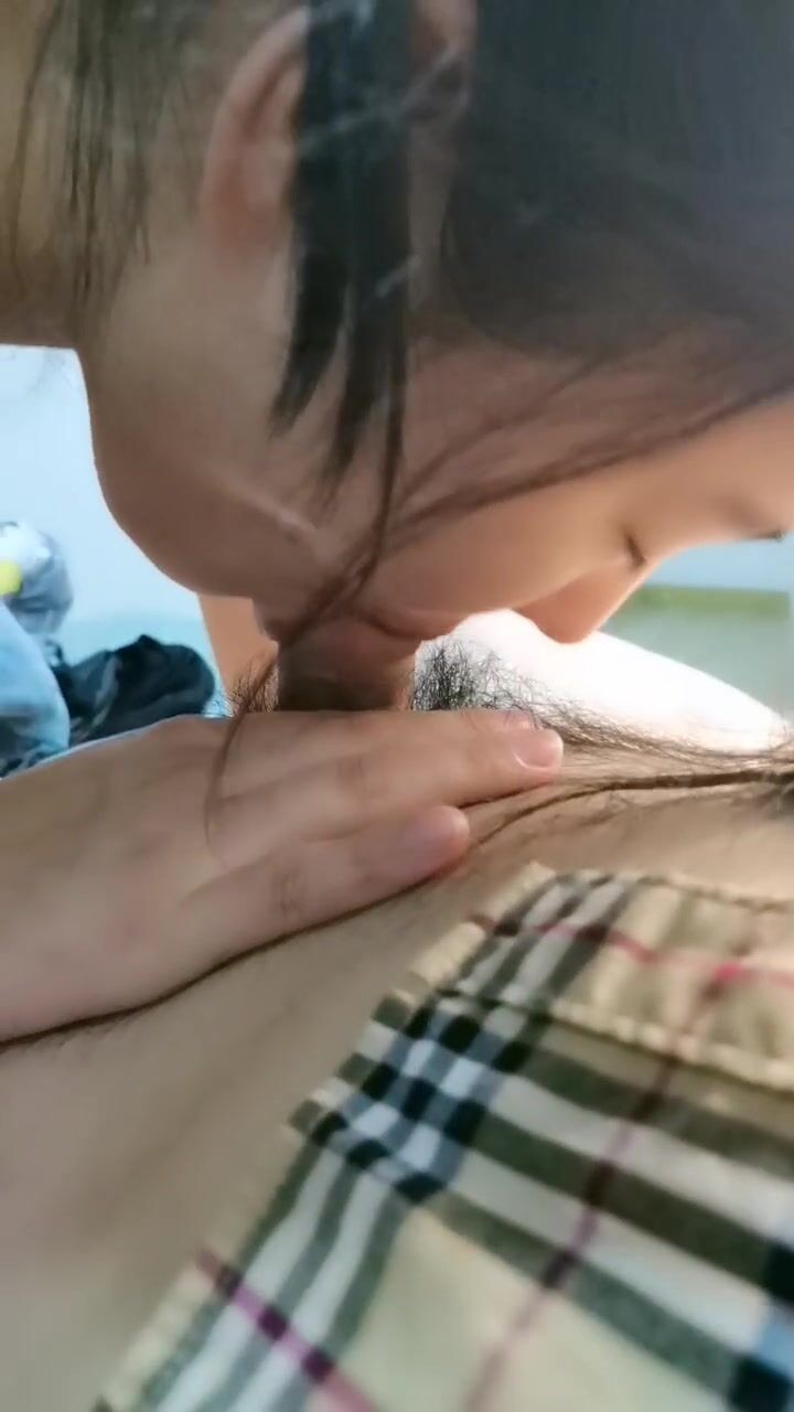 乖乖的小少妇露脸让男友调教玩弄，露脸温柔的舔弄大鸡巴吸蛋蛋，无套爆草上位抽插淫声荡语