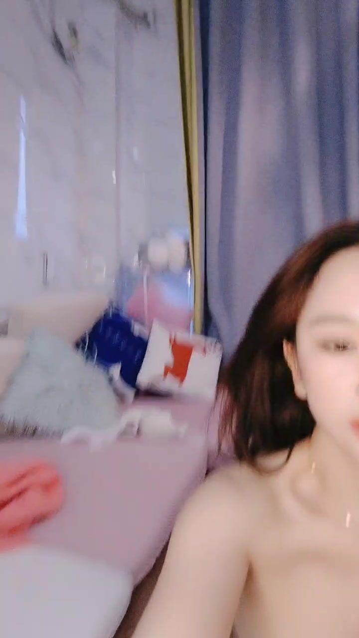 御姐美少妇全程露脸身材保养的很不错，激情大秀直播火辣性感尤物，各种撩骚狼友揉奶玩逼特写