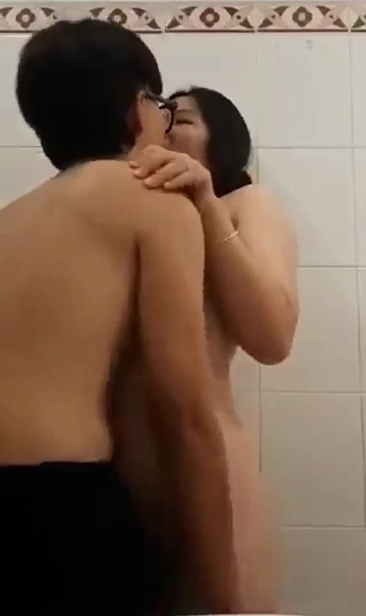 眼镜小伙和少妇跑厕所抠逼撸鸡鸡 这是什么关系 貌似外面还有人 麦片哥说姐弟 哈哈 像不像