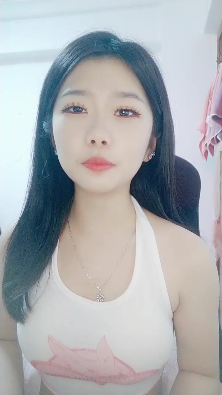 纯欲系天花板！近期下海超高颜值！撩起小背心看小奶子，换上睡衣项圈链子，扭腰摆臀脱衣舞