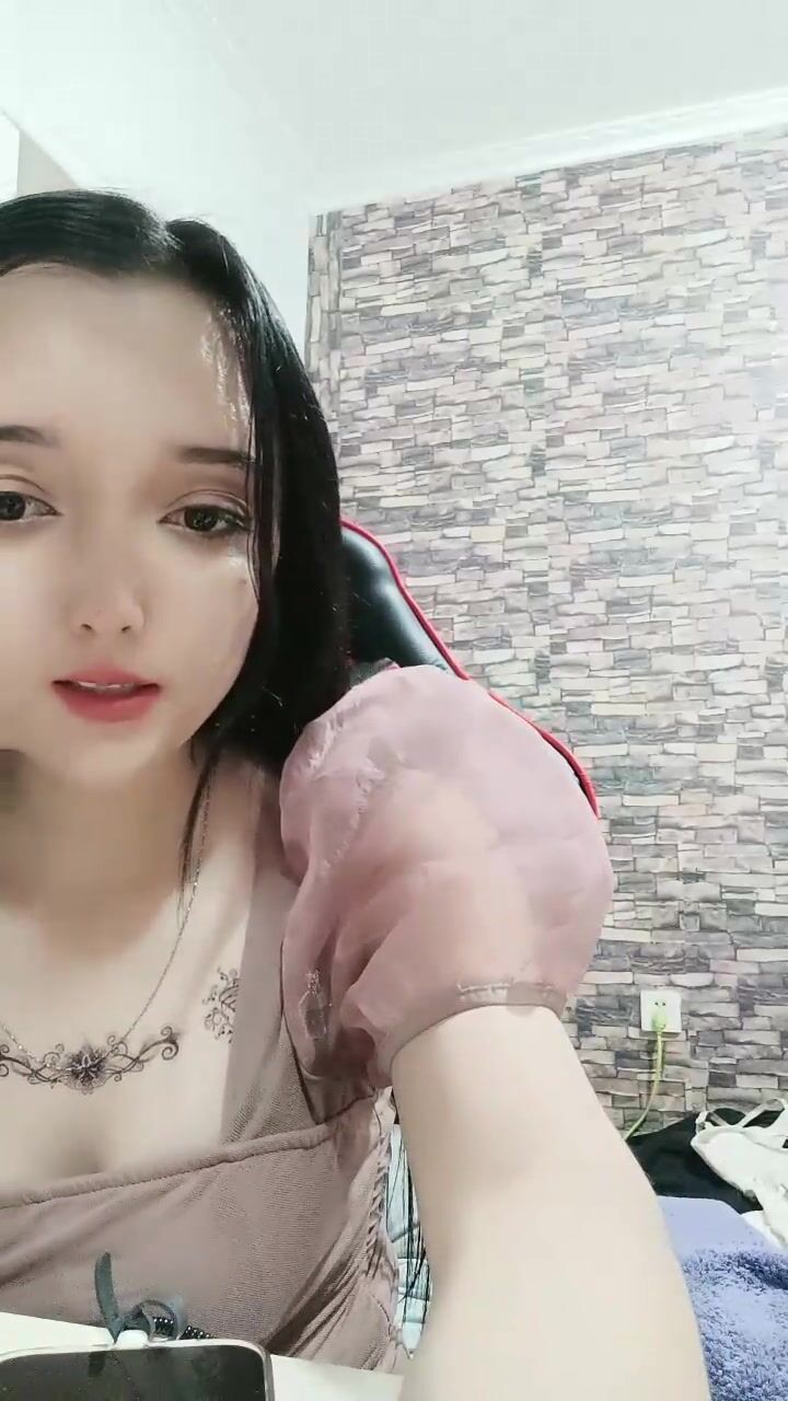 新疆漂亮妹子！黄播界迪丽热巴！应观众要求小秀一波，慢慢脱光光揉捏奶子，手指拍打小穴掰开特写