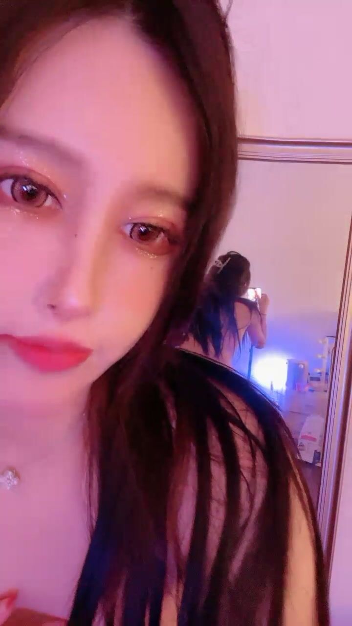女神御姐- ：我先垫一下吧，要是喷床上了不太好，这个鸡巴太深啦他们不让我用狼牙套，坏的要死