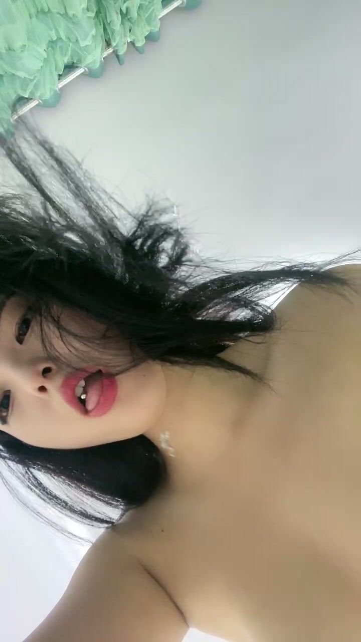 大学骚妹子QQ糖啊放假在家诱惑狼友，全程露脸性感舌钉要舔狼友鸡巴不知道会不会刮伤，无毛白虎白镜头特写