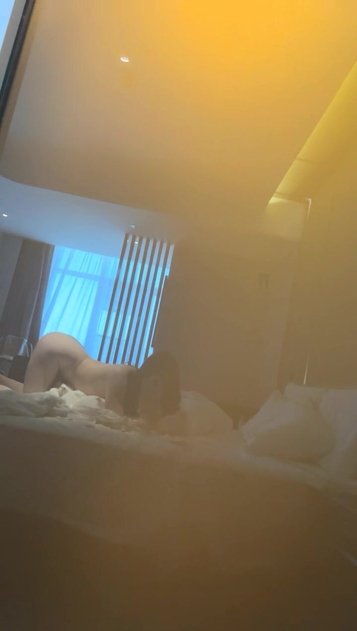 说话奶甜奶甜的妹子，模特身材，一个人大秀身材，上帝角度大白兔乱晃特写粉嫩小穴