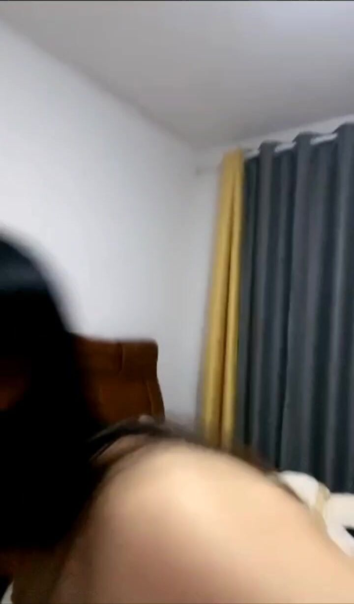 小夫妻日常夫妻生活秀，小黑比长腿网袜啪啪女上位 卫生间后入操逼，露脸蹲在深喉