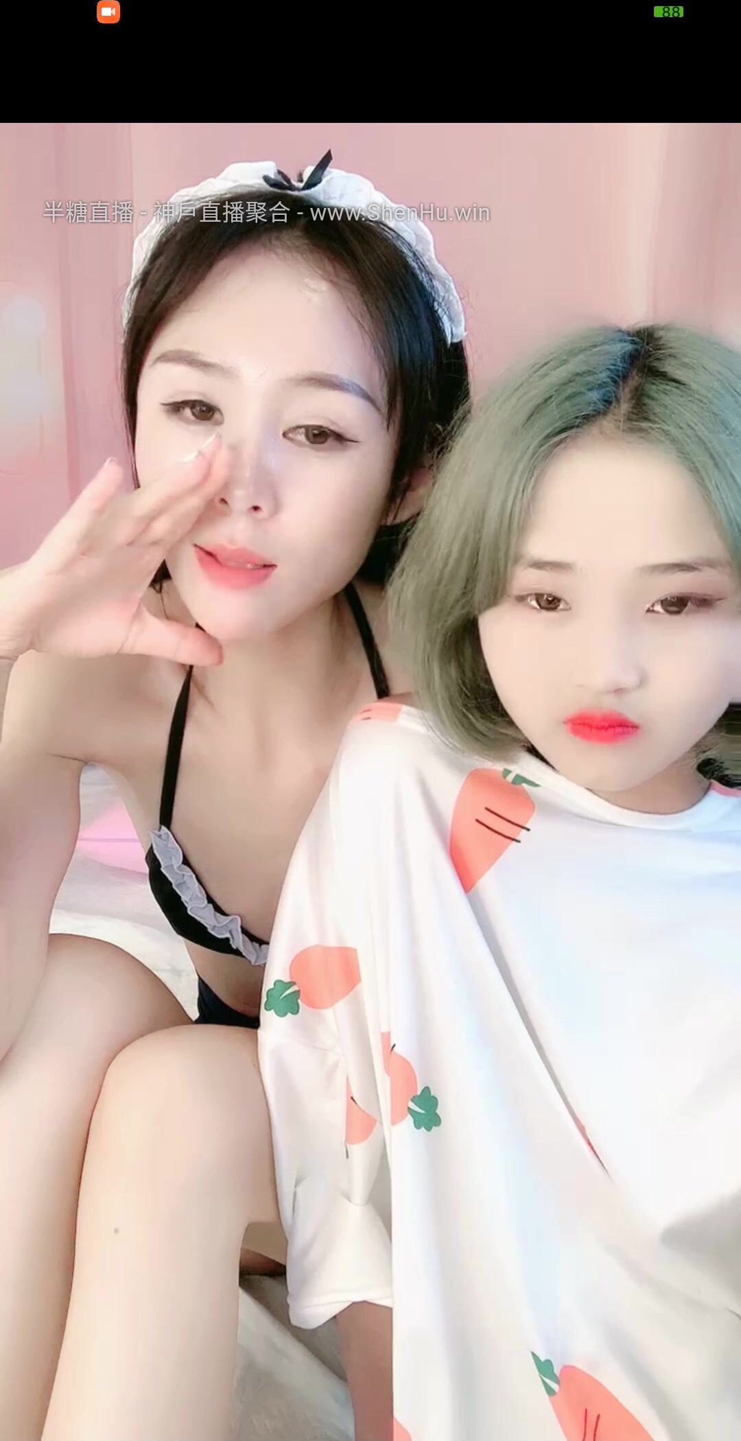 御姐带着自己闺蜜小妹刚刚成年，只要礼物到位，直接全裸露出超级粉嫩穴 狼友们撸一发