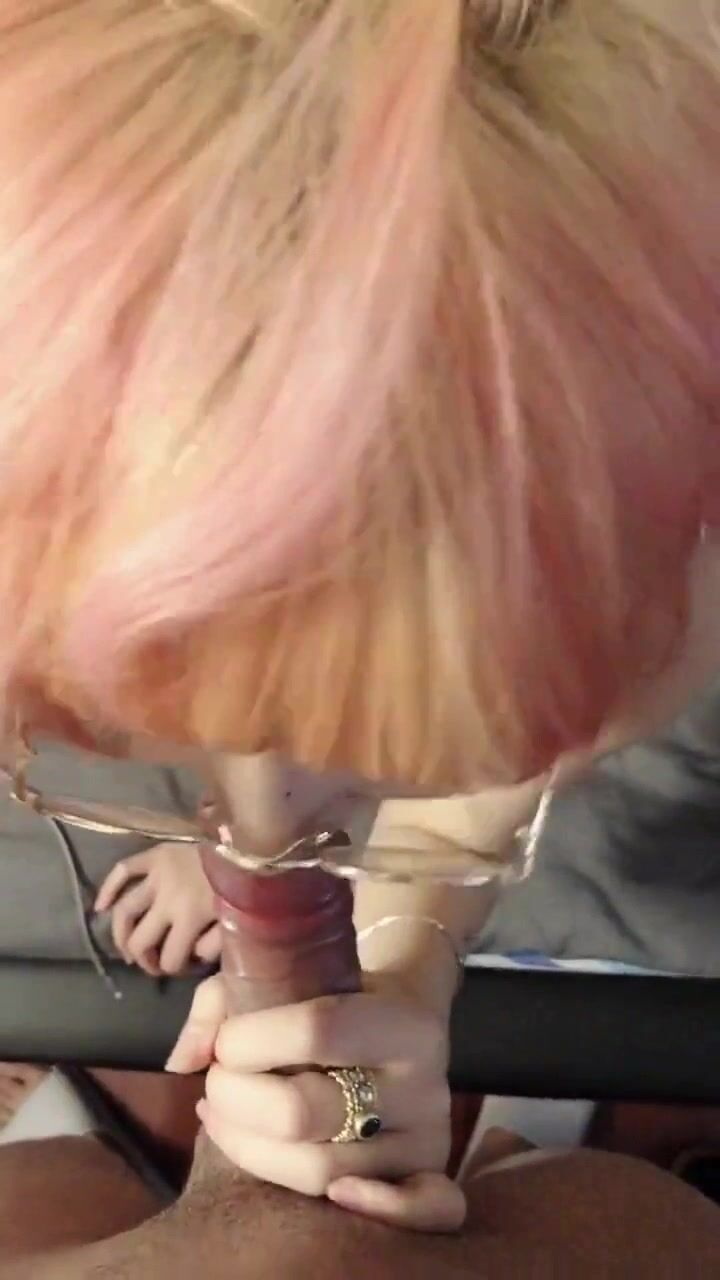 眼镜大奶美眉 啊啊 好大呀 爸爸操你爽吗 爽 啊爸爸轻点轻点 皮肤白皙 一戳戳逼毛鲍鱼超紧超粉嫩
