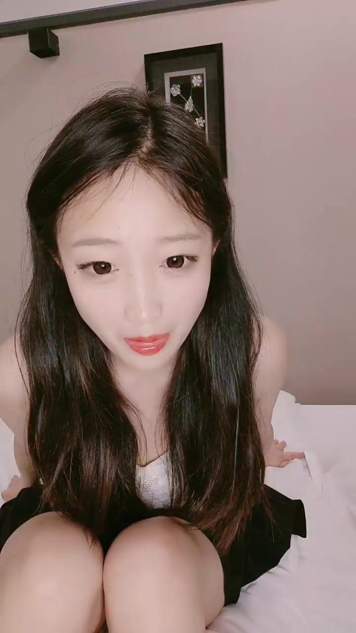 清纯甜美少女！刷礼物提要求！光滑美臀翘起，脱下内裤被炮友掰穴，紧致超肥美穴