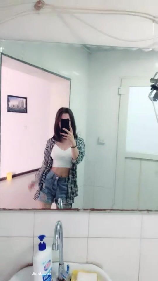 新人，御姐界年度天花板，【咬掉樱桃】人如其名，那对红樱桃太吸睛了，厕所里搔首弄姿1