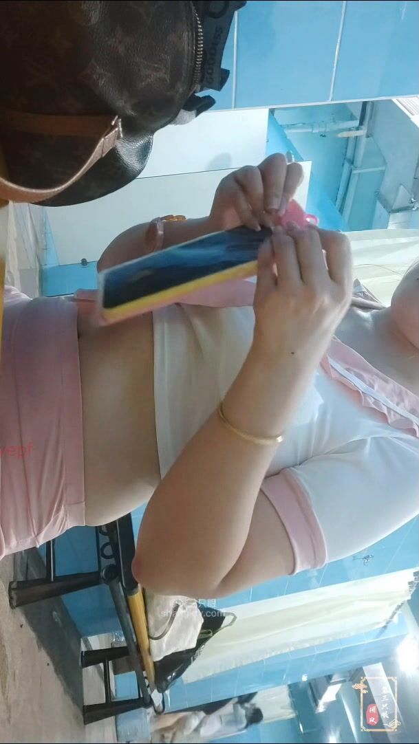 女人坑女人！戏水游泳馆女宾换衣淋浴室内部真实曝光 环肥燕瘦各种身材小姐姐靓丽胴体-VID_ (1)