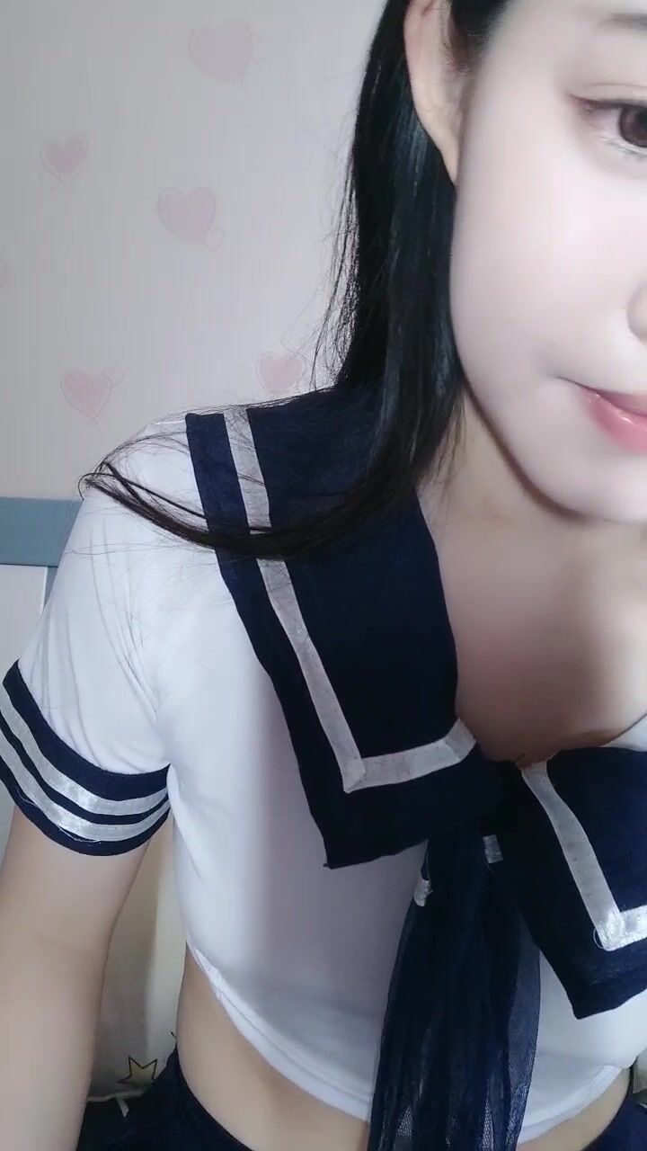 想要爸爸抱！大眼睛颜值美女！学生制服诱惑，没穿内裤掰穴特写，假屌快速抽插，爽的娇喘呻吟
