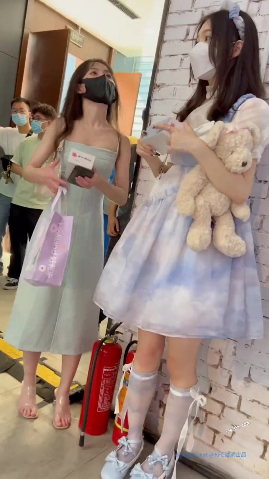 偷窥萝莉裙漂亮小姐姐