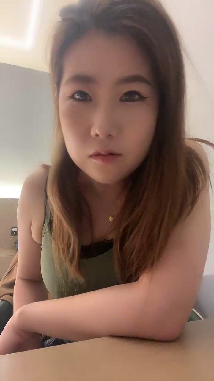 新人虎牙妹！丰乳肥臀肉感身材！收费房自慰秀，翘起屁股掰穴，揉搓多毛肥B，娇喘呻吟