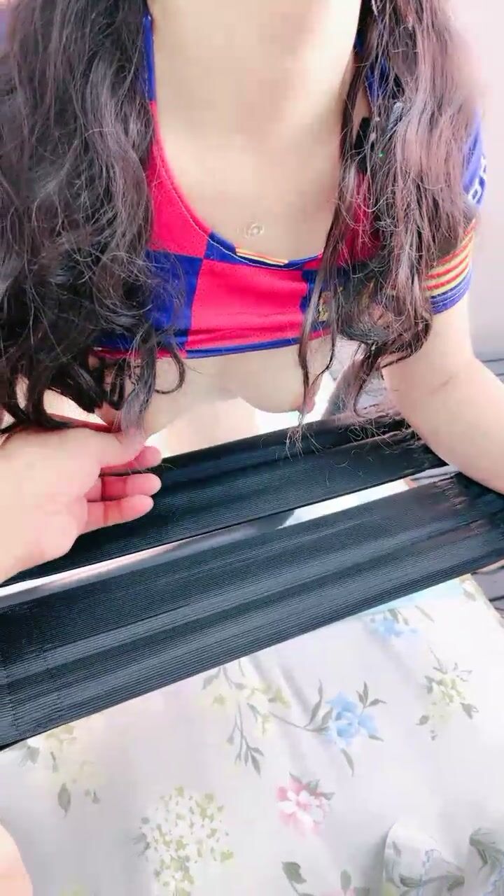 极品的小少妇，撅着屁股让大哥玩弄，对着镜头听狼友指挥玩弄骚穴爆菊花，道具不停抽插高潮不断喷精