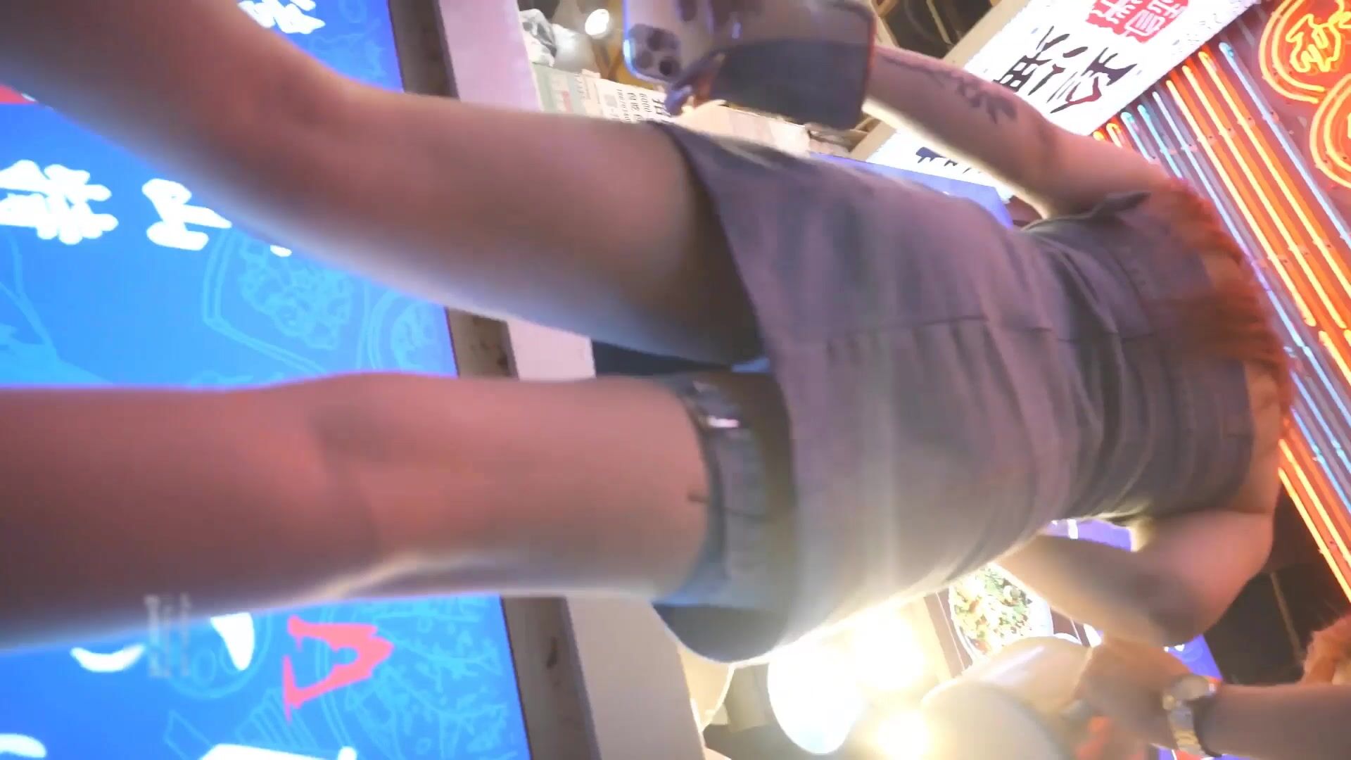 美女裙底紧身牛仔裙美女透明高跟鞋..性感微透白内桌下视角性感开衩短裙美女排队时双腿岔开露骚