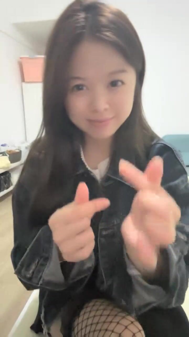 20小时重磅核弹酒吧女神，闺房里脱光，抠逼