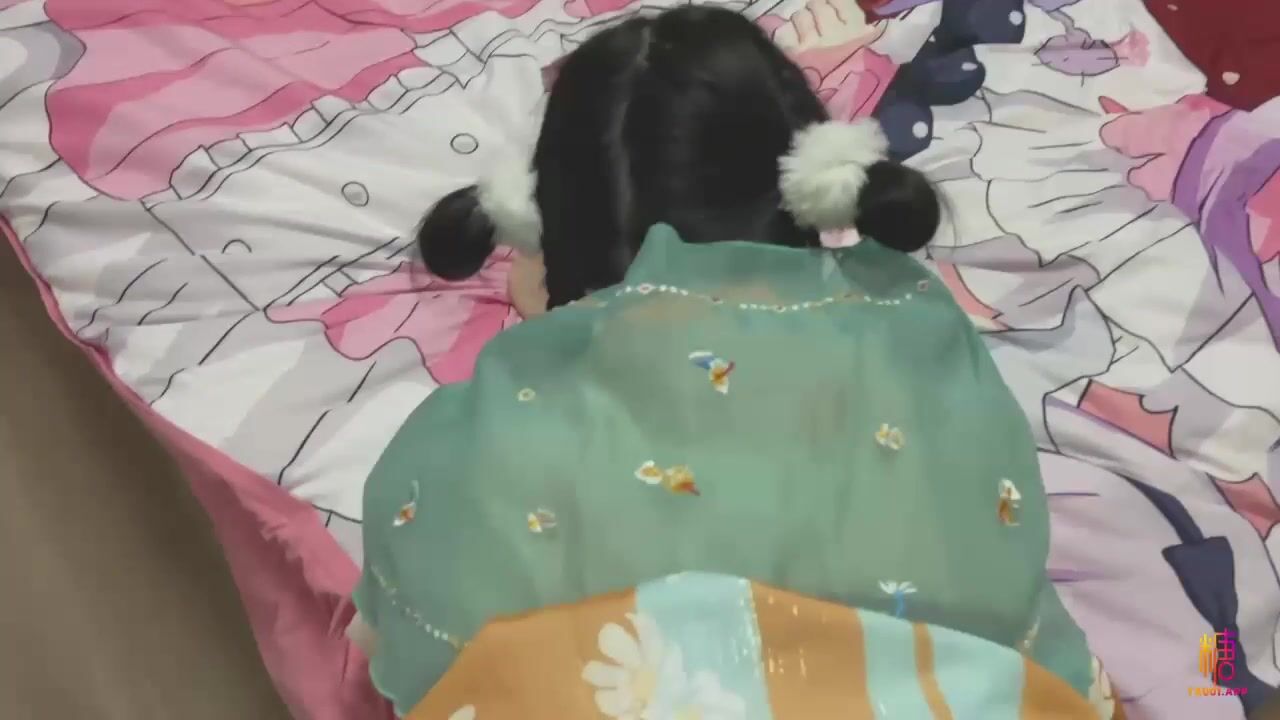 稚嫩邻家少女穿上汉服裙 主动翘起小屁屁让爸爸小骚穴 谁不喜欢这么主动的小骚母狗呢？