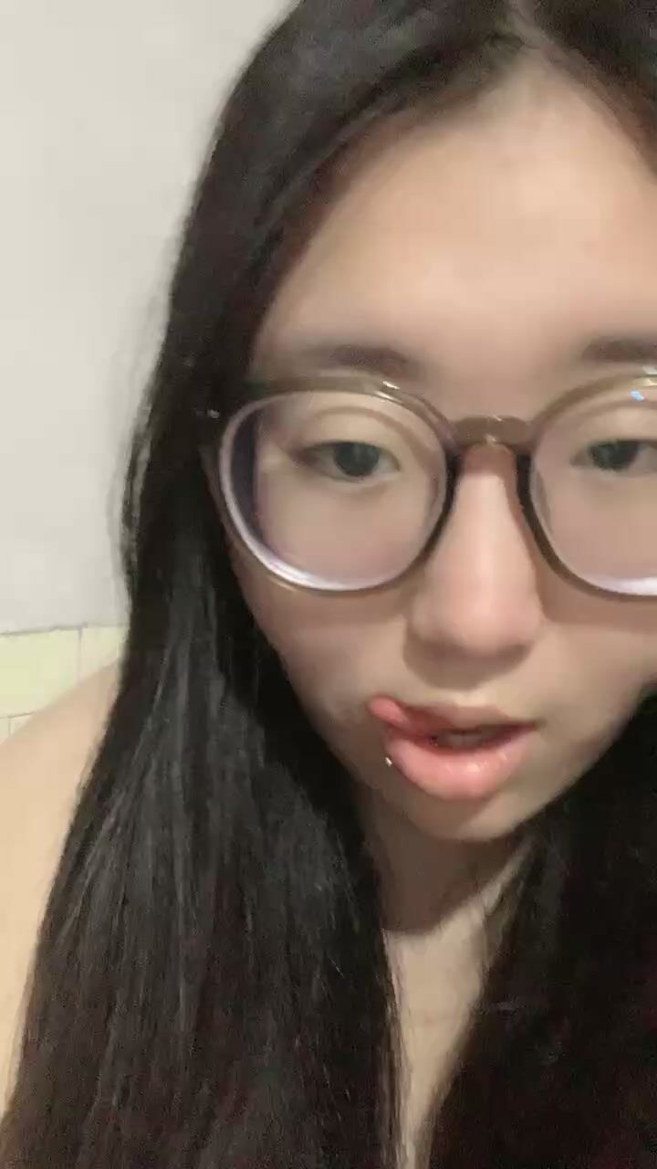 唇钉眼镜小姐姐，出租屋和男友操逼，埋头吃屌，丝袜足交，大肥臀骑乘位，主动上下套弄