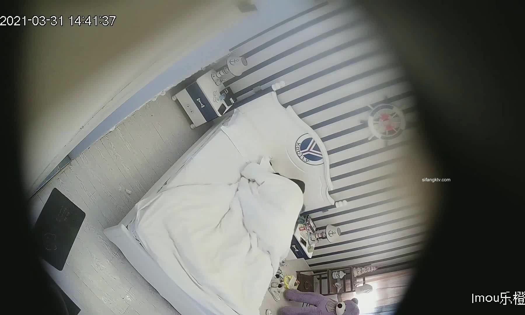 2021-3月小清新主题房年轻情侣脱光光滚床单男的性欲旺盛歇歇停停搞了7回草不动了用手使劲抠2