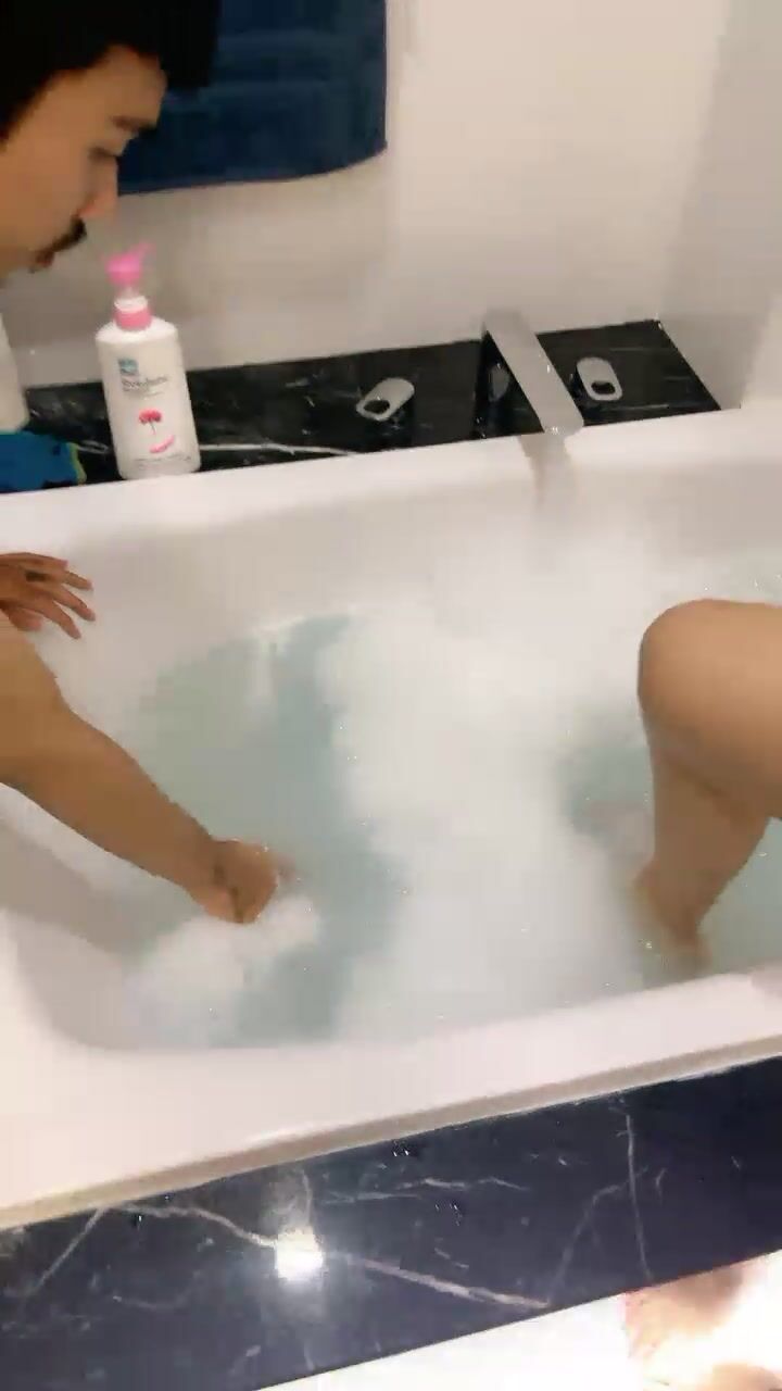 大美臀泰国爆乳小姐姐 ，黑丝美腿身材满分 ，浴缸里鸳鸯浴调情操逼 ，后入抽插边揉奶子，转战沙发 ，骑乘爆插小骚逼