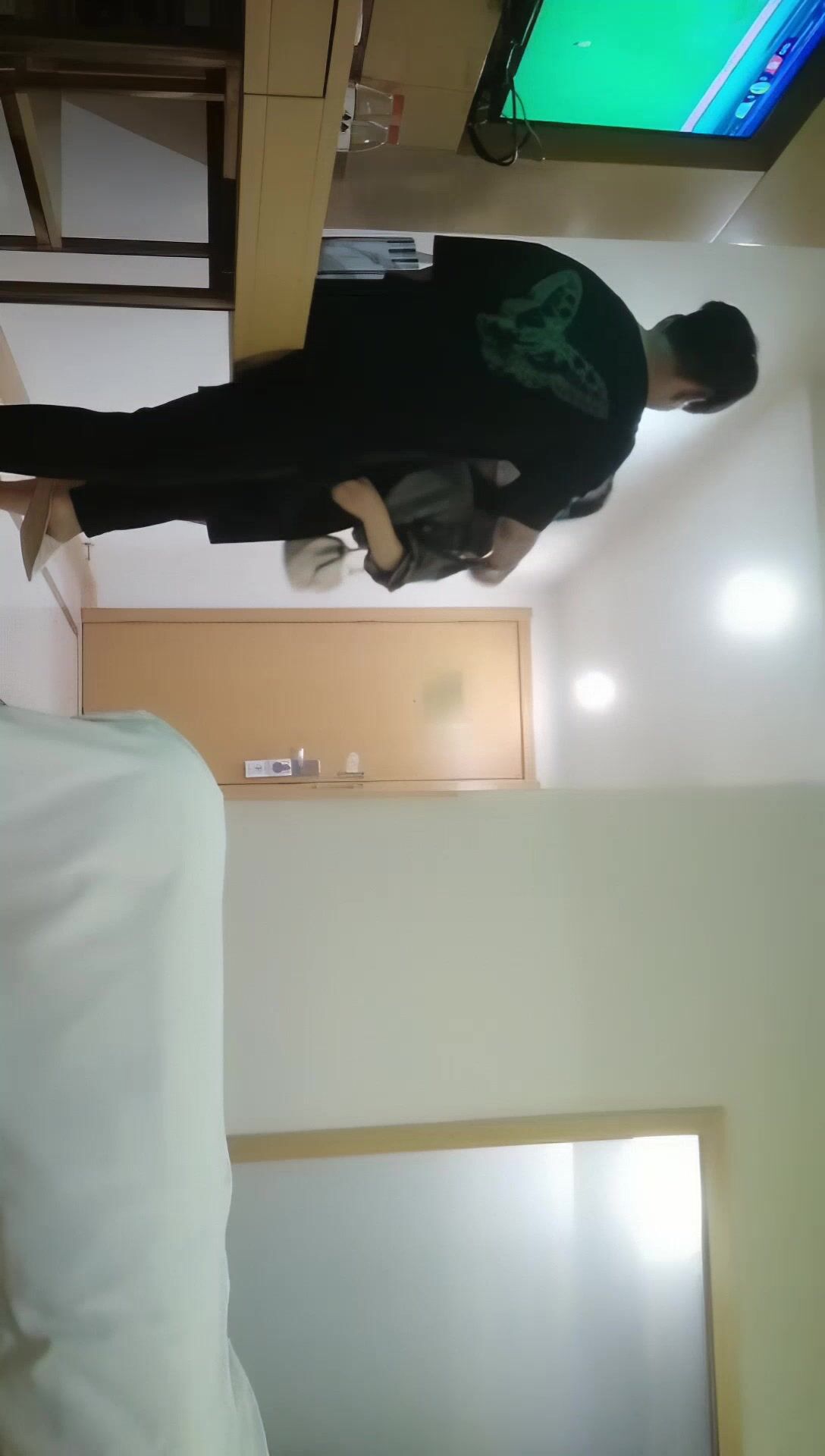 【AI高清2K修复】2021.6.18，夏日午后，良家偷情，【酒店约炮小少妇】，从单位提前请假，小姐姐跟情人激情舌吻